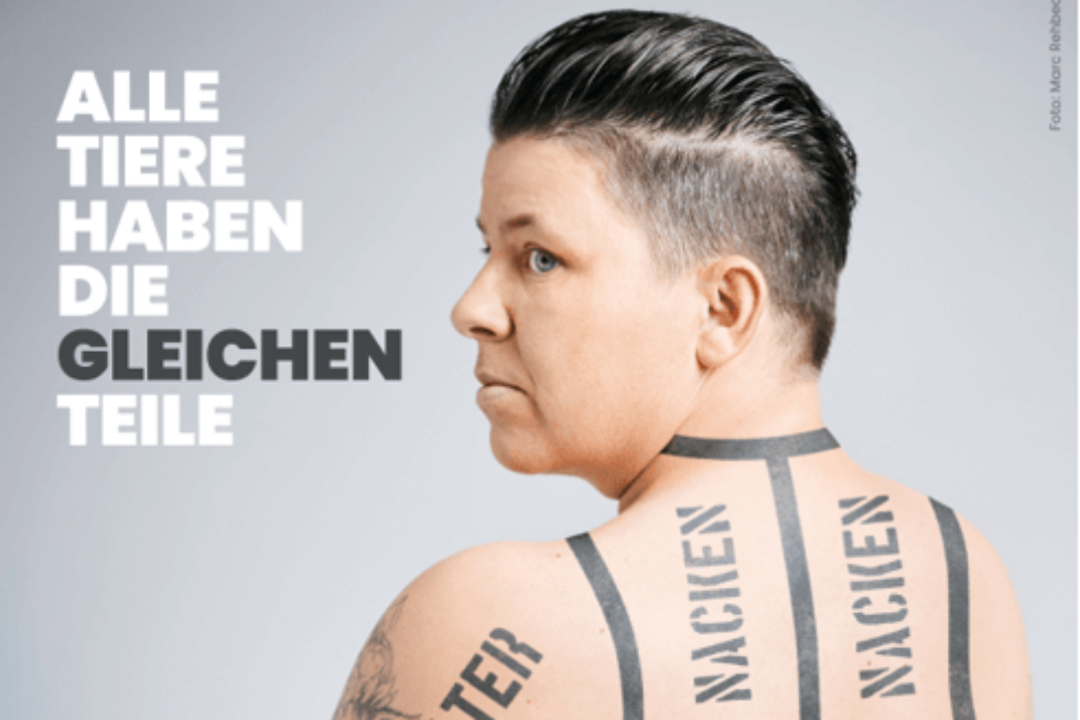 Kerstin Ott mit nacktem Rücken, der mit verschiedenen Fleischteilen markiert wurde