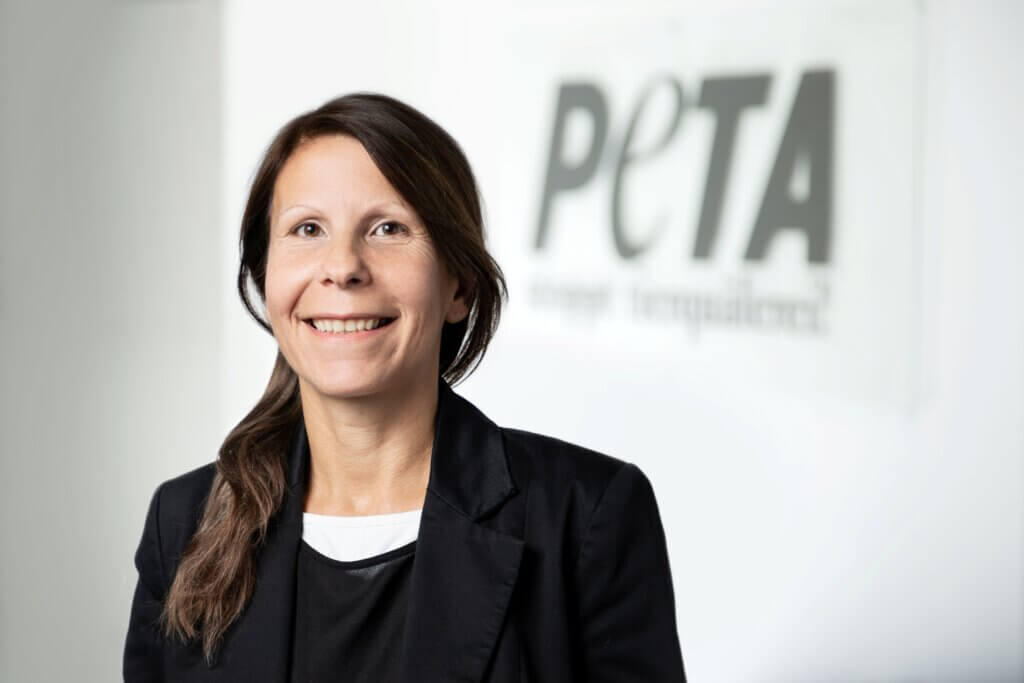 Dr. Tanja Breining vor weißem Hintergrund mit schwarzem PETA-Schriftzug.