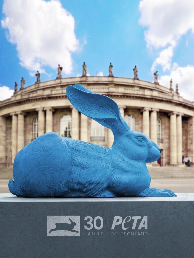Blauer PETA-Hase vor Stuttgarter Opernhaus.