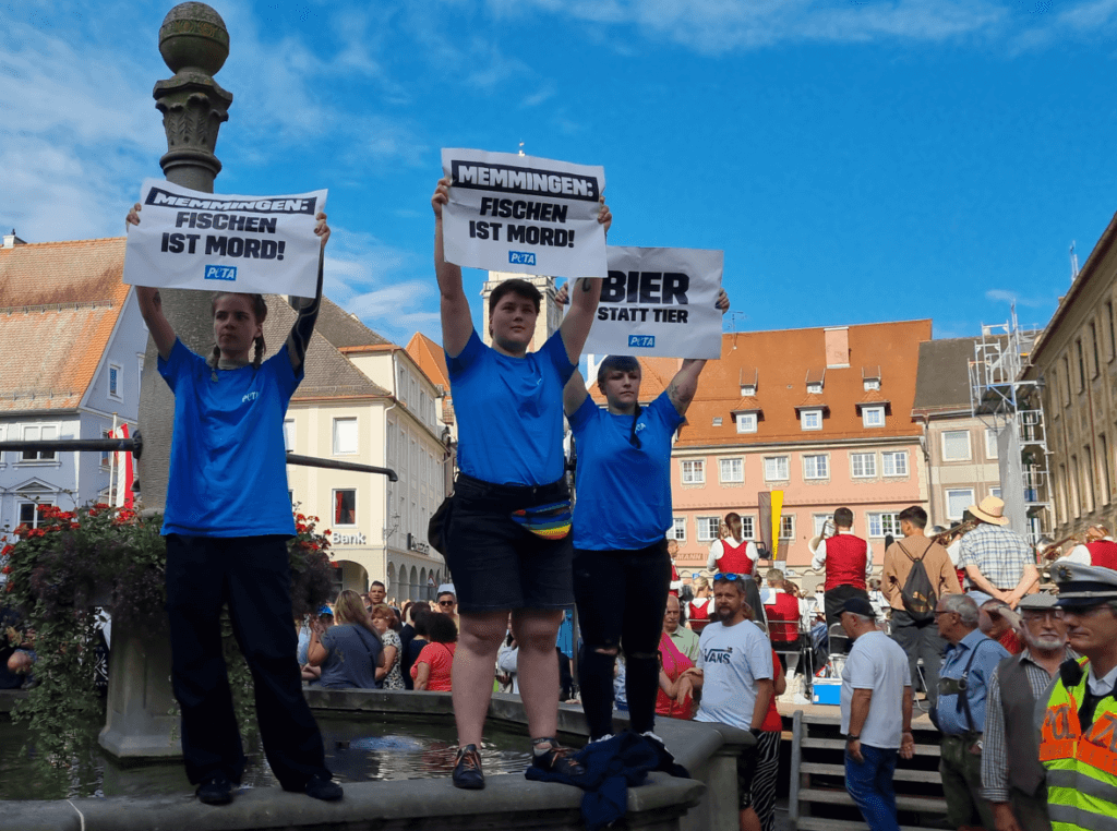 PETA-Aktive protestieren auf Memminger Brunnen gegen Fischmord