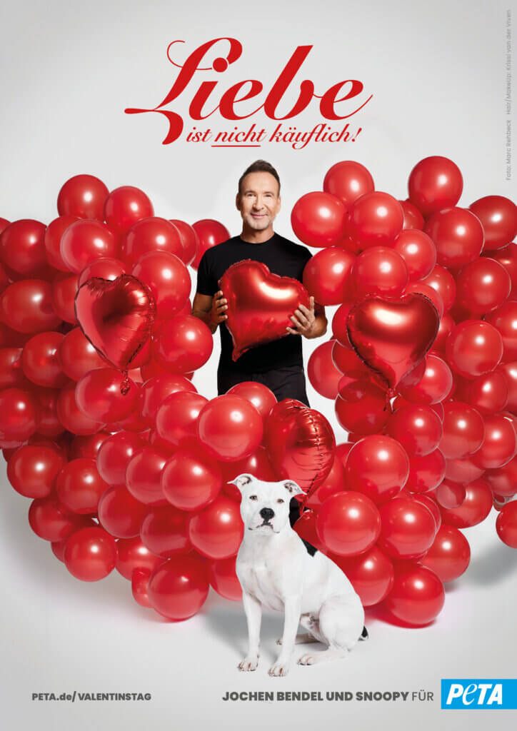 Jochen Bendel mit Hund Snoopy zwischen Herzballons