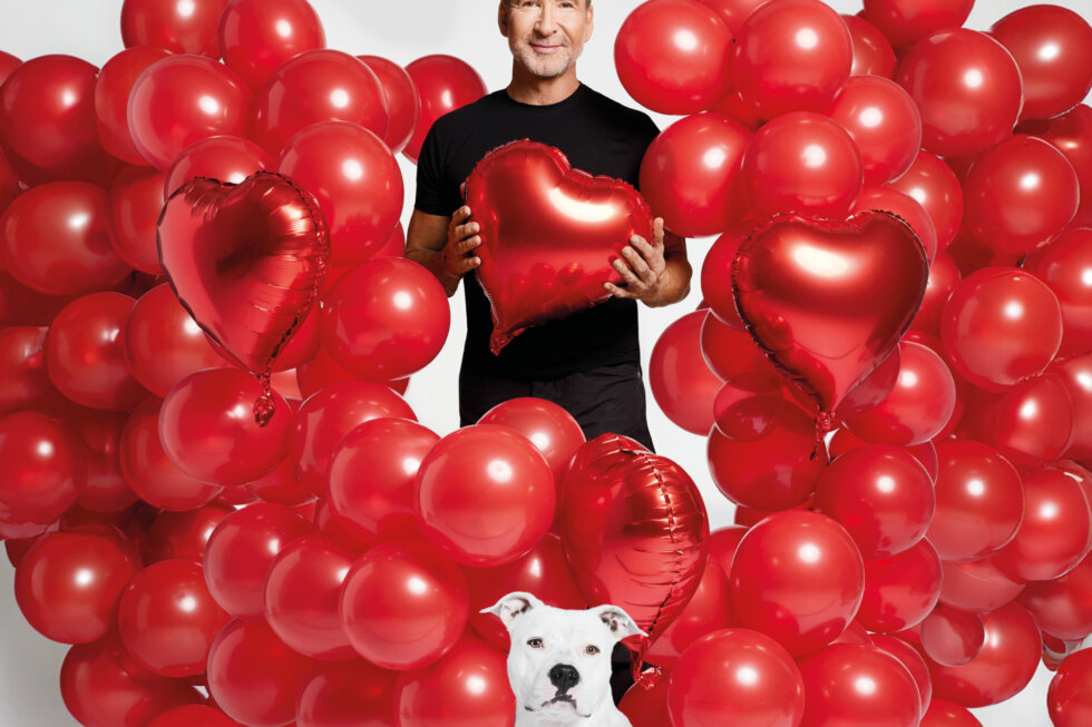 Jochen Bendel mit Hund Snoopy zwischen Herzballons
