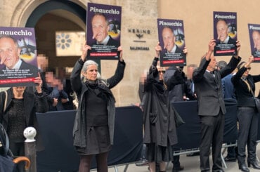 Demonstrierende halten Schilder mit "Pinaucchio".