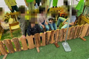 Fremde Menschen nehmen eingesperrte Kaninchen auf engem Raum auf den Arm.