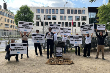 Aktive mit Schildern demonstrieren bei der türkischen Botschaft in Berlin gegen die Tötung von Hunden