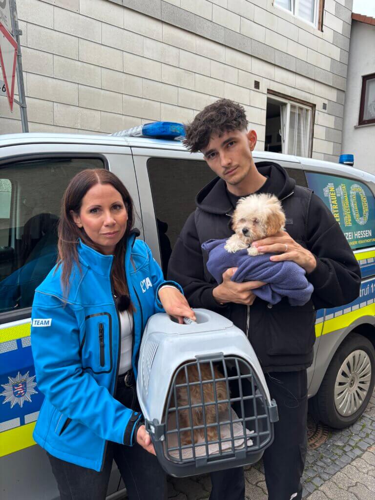 Jana Hoger und Nathan Goldblat retten zwei Welpen.