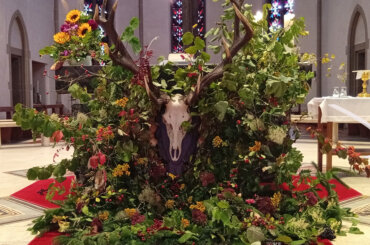 Das Geweih eines Hirschs, aufgebahrt am Altar, bei einer Hubertusmesse in Saarbrücken