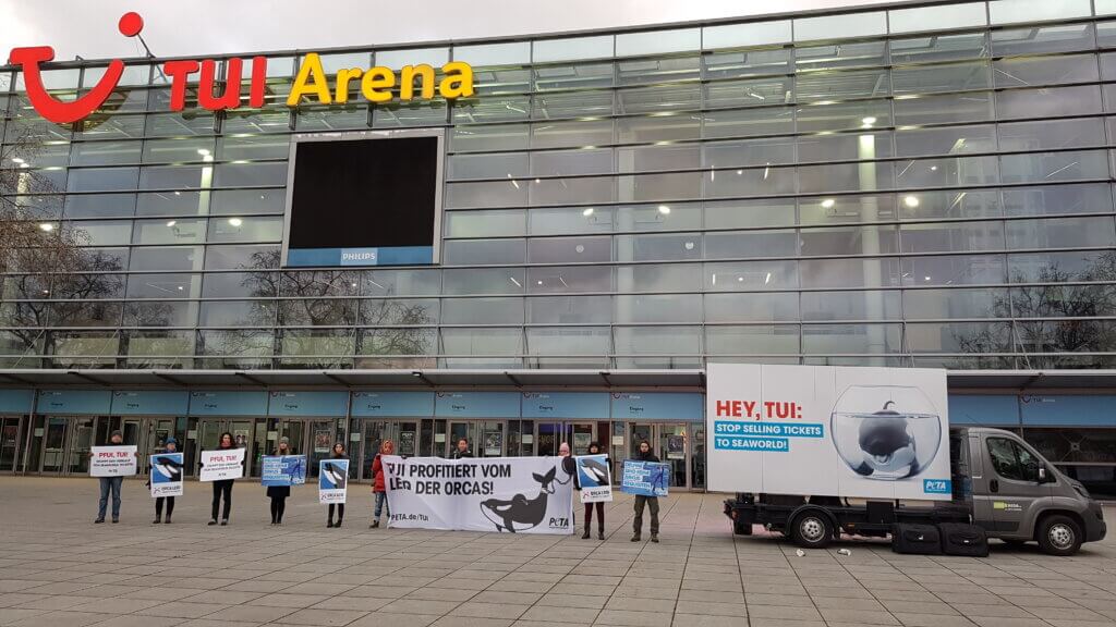 Aktive bei der Demo vor TUI in Hannover