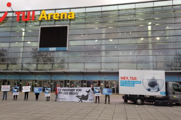 Aktive bei der Demo vor TUI in Hannover