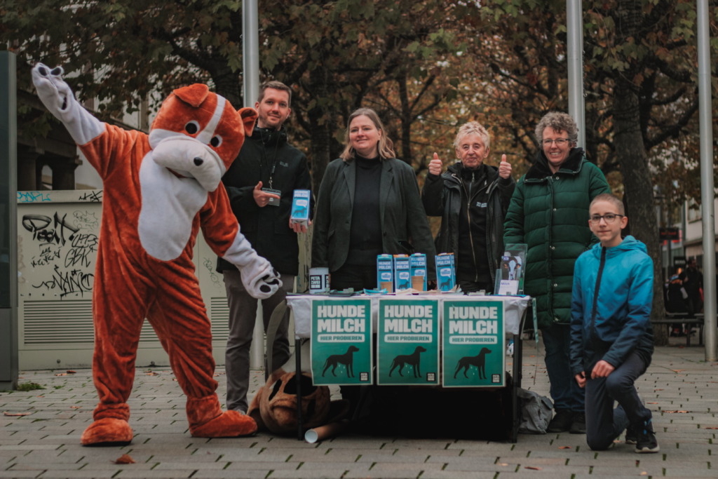 Freiwillige PETA-Aktivisten bieten "Hundemilch" an.