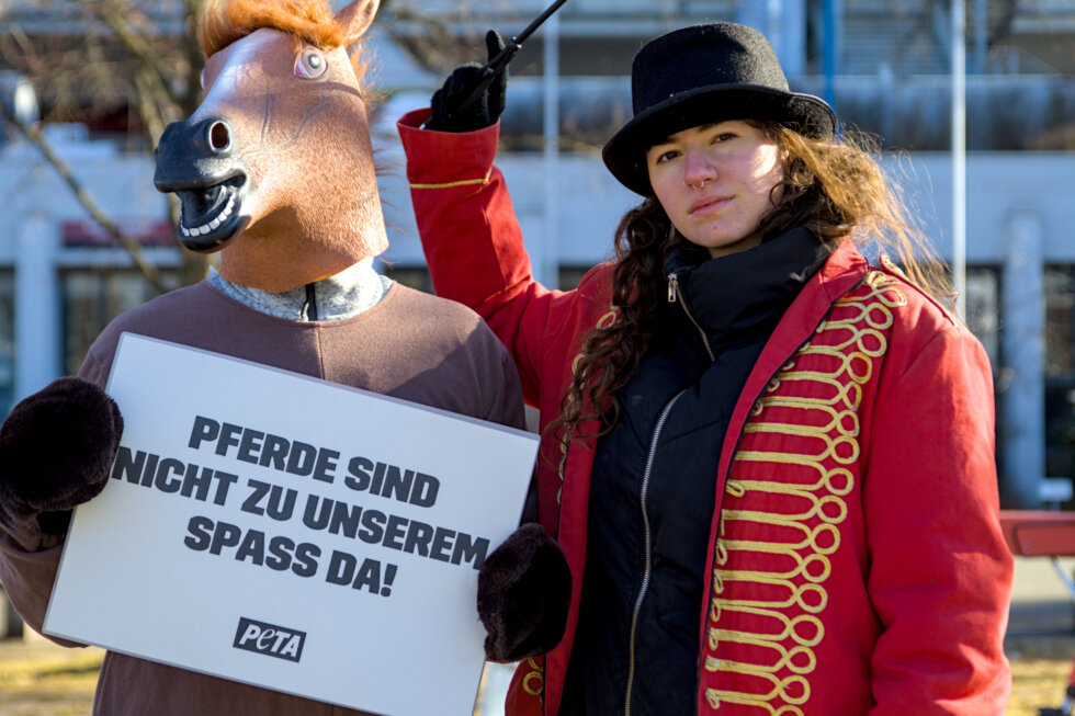 PETA Aktionen gegen den Einsatz von Pferden bei Cavalluna
