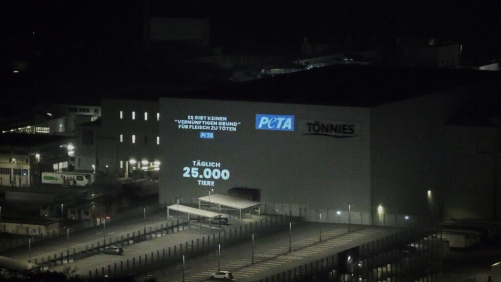 Peta Spruch projeziert des Schlachtbetriebes Premium Food Group (vormals Tönnies)