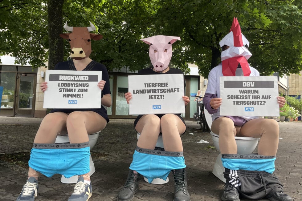 Aktivisten sitzen auf Klo und demonstrieren gegen den Bauerntag in Berlin 2025