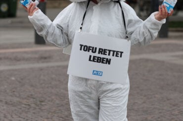 Peta Aktivist als Tofu verkleidet