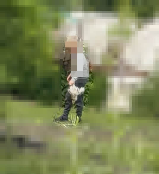 Screenshot Ein Kind quält ein Huhn