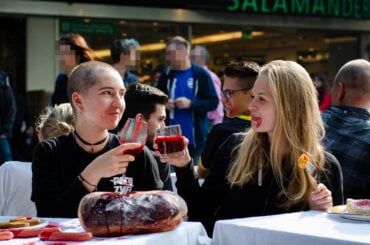 Blutiges Fleisch und Blut als Protest des Streetteams