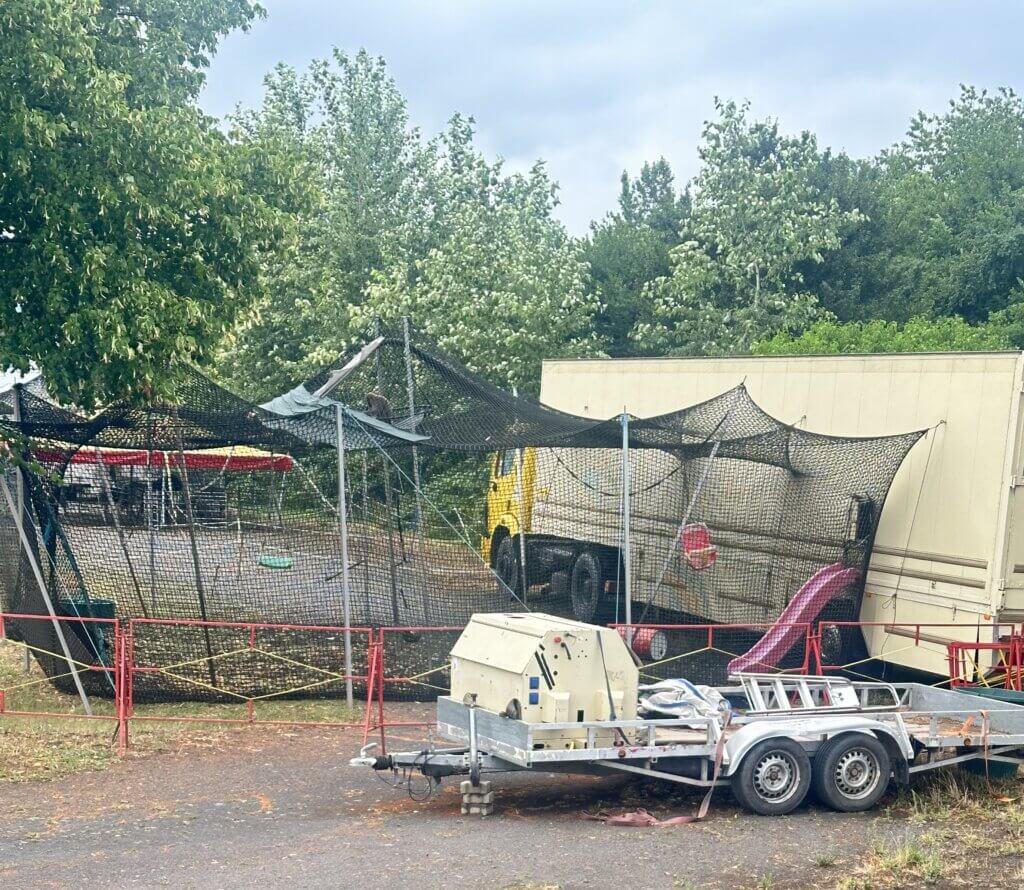 Affen die in einem Netzgehege eingesperrt sind
