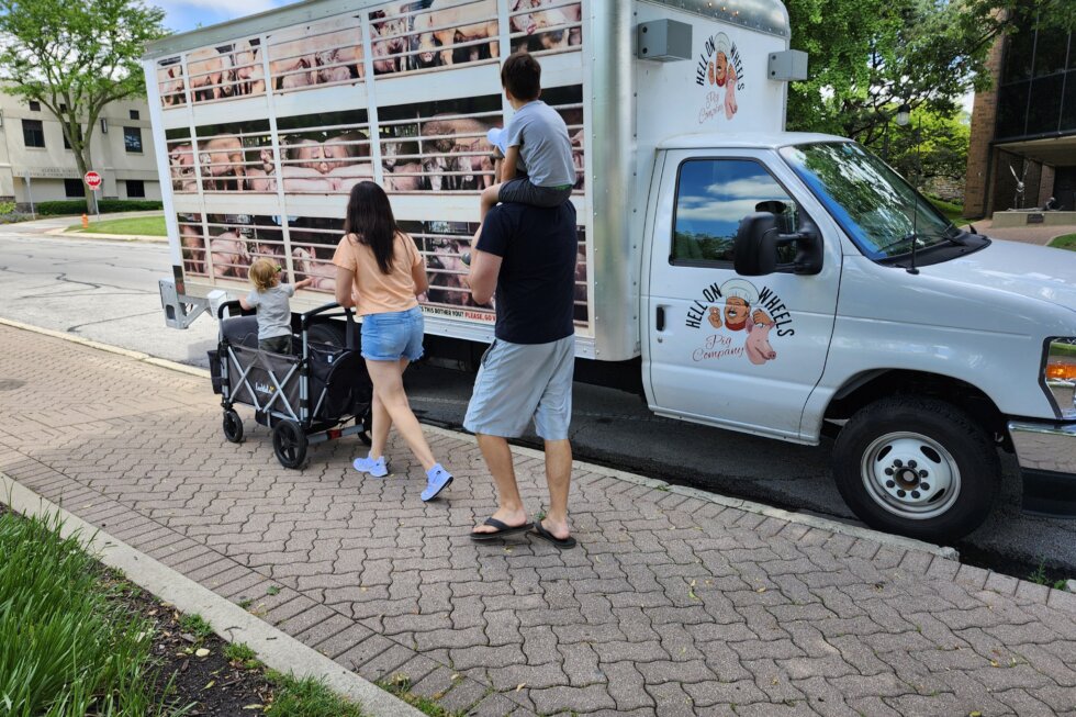 Ein Truck von PETA, auf welchen Bilder von Schweinen auf dem Weg ins Schlachthaus gedruckt sind.