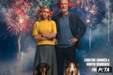 Die Schauspieler Christine Sommer und Martin Brambach machen mit ihrem neuen PETA-Motiv auf die Gefahren von Feuerwerk für Tiere aufmerksam.