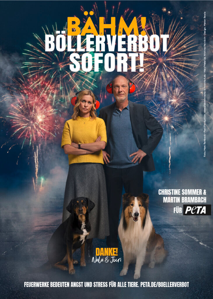 Die Schauspieler Christine Sommer und Martin Brambach machen mit ihrem neuen PETA-Motiv auf die Gefahren von Feuerwerk für Tiere aufmerksam.