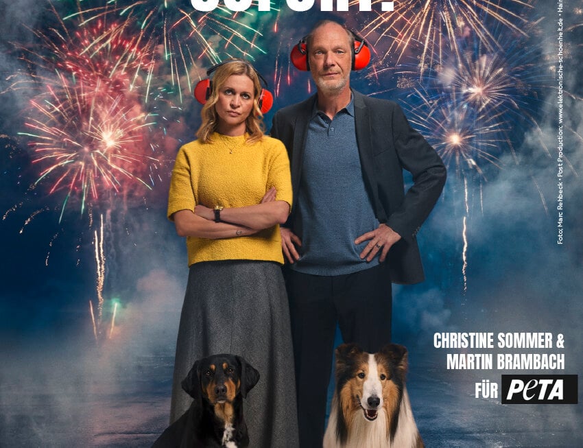 Die Schauspieler Christine Sommer und Martin Brambach machen mit ihrem neuen PETA-Motiv auf die Gefahren von Feuerwerk für Tiere aufmerksam.