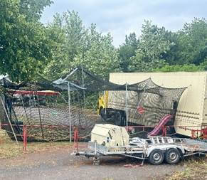 Zirkustransporter in Hanau für die Berberaffen im Zirkus